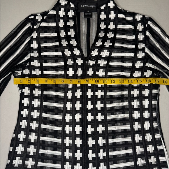 T&J Designs Black and White Graphic Tunic with Mandarin Collar - Picture 13 of 16